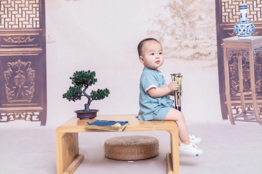 巴彦淖尔宝宝边吃奶边挣扎烦躁